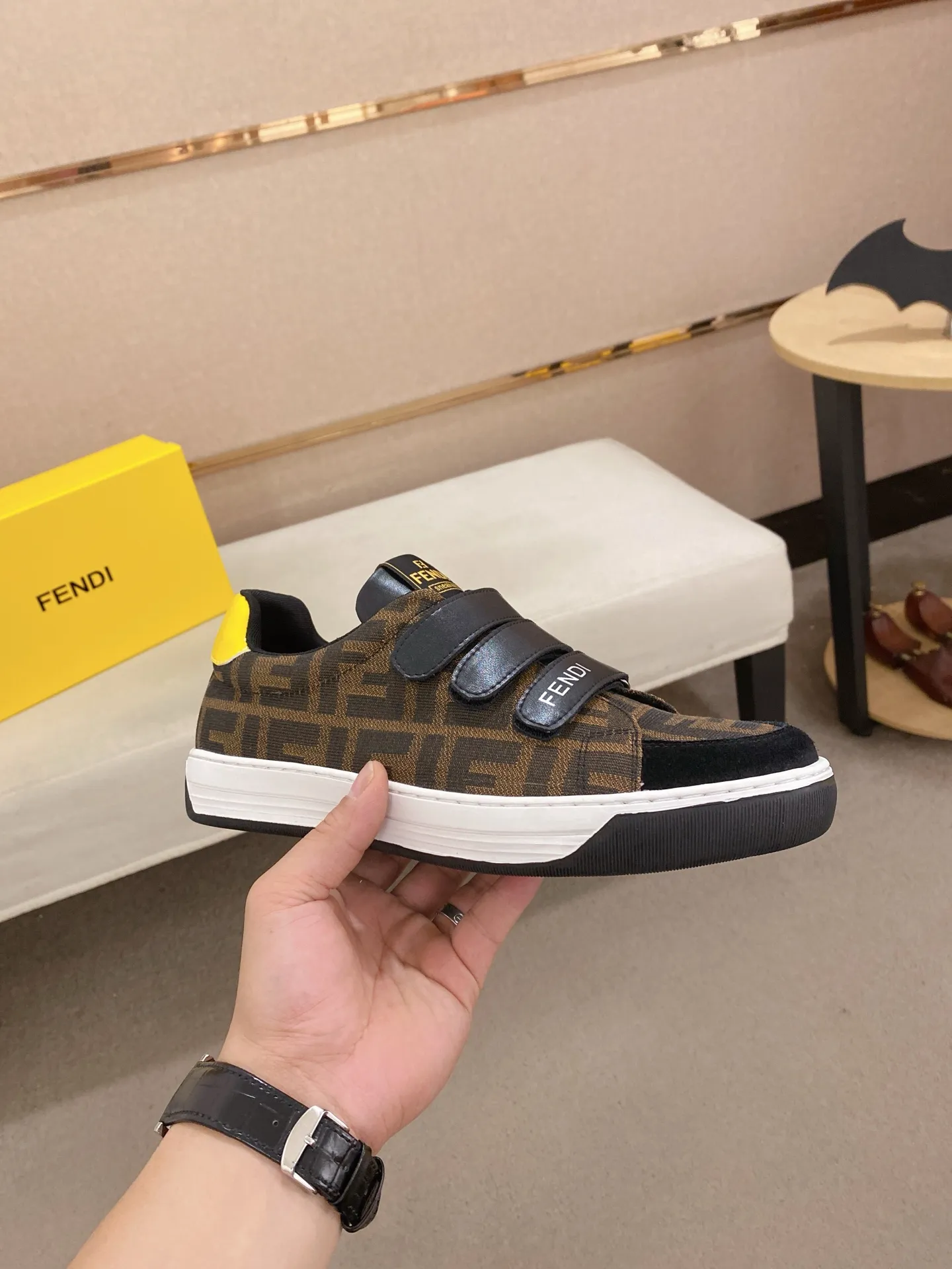 Men's shoes 💰 400💰 (FENDI) New high-top 👊🏻 upper 🇮🇹 imported cowhide fabric 🇩🇪 lining imported sheepskin lining. The original outsole is molded to highlight the identity of every man, and the upper foot is stable and stable🚶🏻🚶🏻The high-end custom counters reproduce the original version📯No matter the wind or rain, the shoe last remains unchanged and can withstand the verification of time🔍️,🔵 Size: 38-44 (45 is custom-made and cannot be returned or exchanged